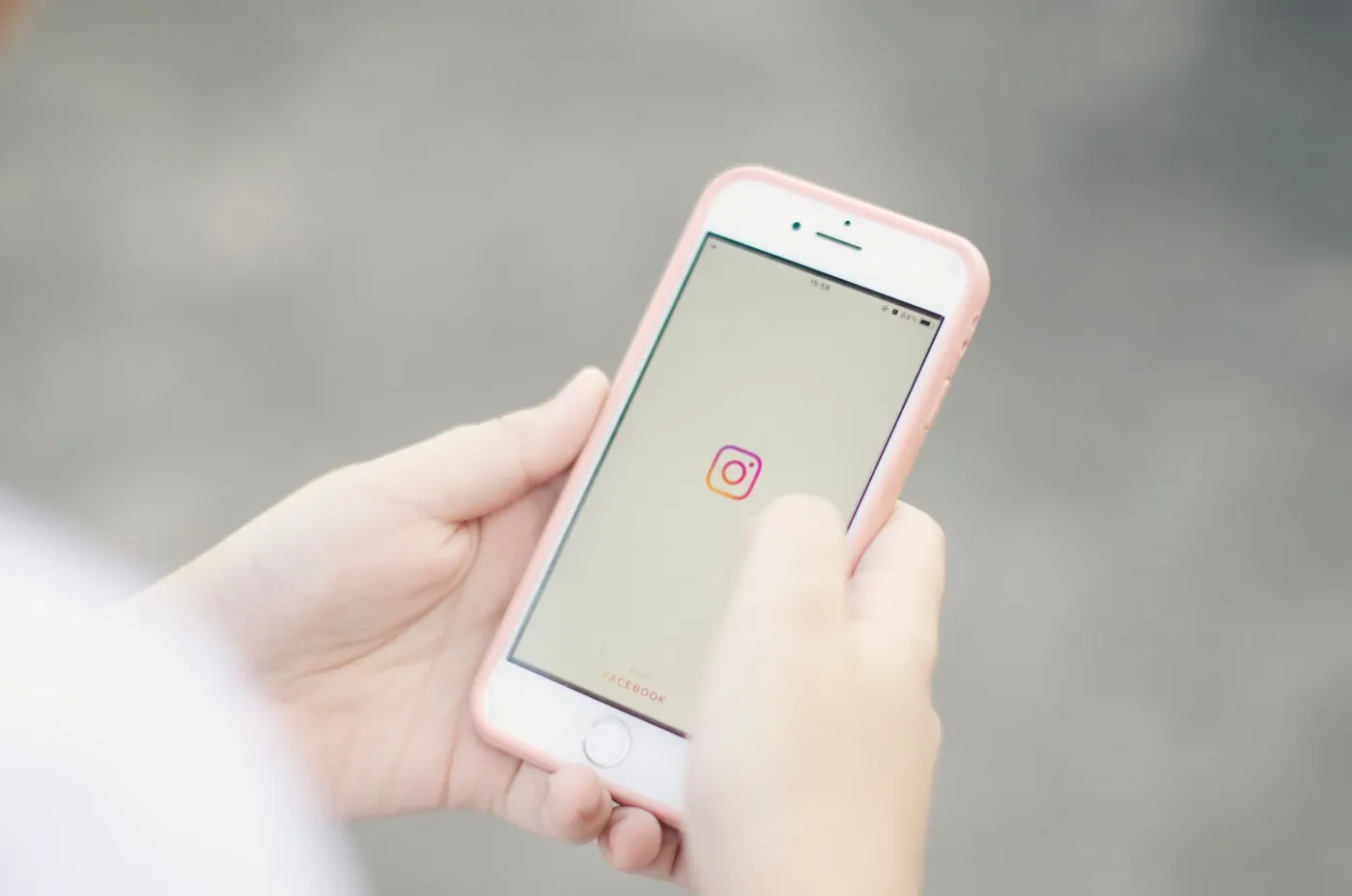 Manos con un celular abriendo Instagram