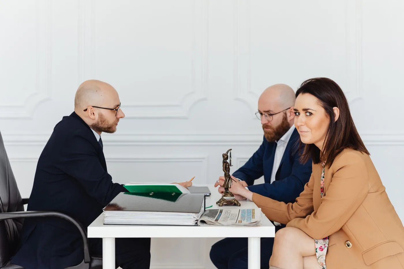 Consulta con clientes en un estudio jurídico