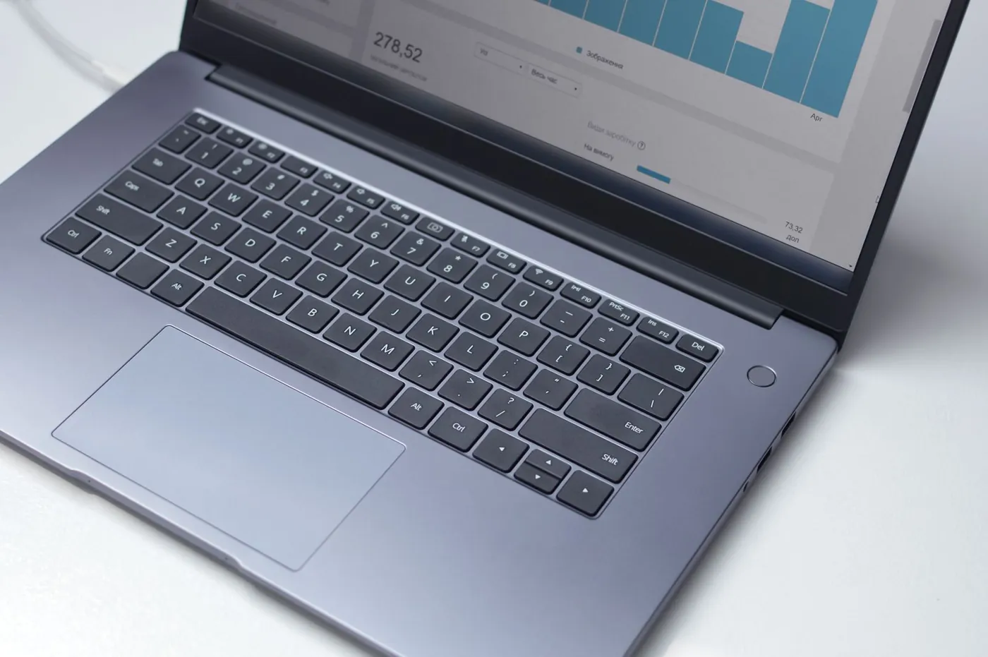 Laptop sobre un escritorio blanco
